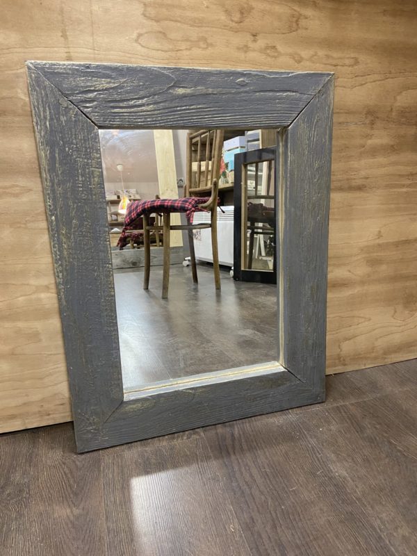 Зеркало подвесное в деревянной раме